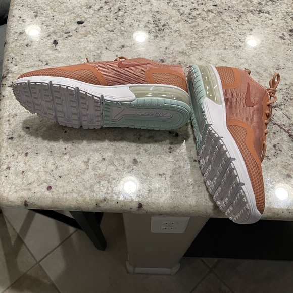 Nike new air max size 7 1/2 for women. - Picture 7 of 9